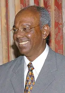 Ralph Ramkarran 2006; afro-amerikanischer Mann im grauen Anzug und grauen Haaren mit randloser Brille.