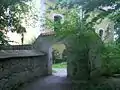 Weg zum Friedhofstor