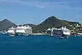 Harmony of the Seas (2. von links) im Hafen von Philipsburg