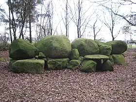 Rekonstruiertes Megalithgrab im Ortsteil Ottendorf, neben dem Gedenkstein für Willi Wegewitz