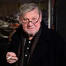 Bitomsky rauchend vor der Tür des Werkstattkinos