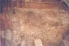 Felswand mit Schriftzeichen