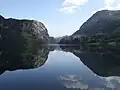 Spiegelungen der Berge im Haukalivatnet im Morgenlicht. Der Haukalivatnet befindet sich südlich des Lysefjords etwa 2&nbsp;km hinter dem Landa-Museum.