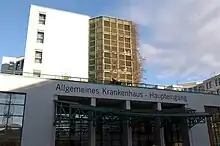 AKh Linz Haupteingang im Hintergrund Bau A