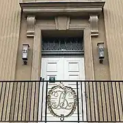 Haupteingang Nachbarschaftshaus mit den vergoldeten Initialen der Berliner Liedertafel 1884 im Geländer