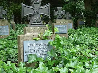 Grabstein eines Gefallenen auf dem Ehrenfriedhof für deutsche Krieger in Braunschweig