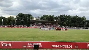 Die Haupttribüne im Waldstadion Gießen beim Spiel FC Gießen gegen SC Waldgirmes am  28. Juli 2018