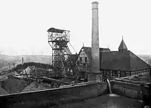 Hauptschacht der Grube Lüderich mit Maschinenhaus 1902, das Wasser wird für die Aufbereitung in einen Hochbehälter gepumpt