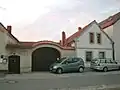 Vierseithof mit Torbogen