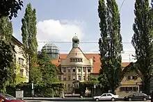 Blick von außen auf das Verwaltungsgebäude