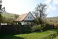 Kleines Haus am Dorfrand an der Kreuzung Richtung Jacu.
