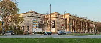 Das Bild zeigt wie stark das Gebäude durch die Horizontalen geprägt ist