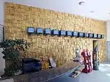Empfangsbereich mit stilisierter Bücherwand (2016)