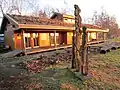 Triptychon (drei Holzskulpturen) vor dem Moorbahn-Bahnhof beim „Haus im Moor“ im Goldenstedter Moor