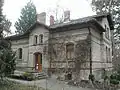 Letztes Gebäude aus der Friedhofszeit: Wohnhaus und Ausbildungszentrum