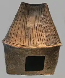 Hausurne mit Firstdach aus Neu Königsaue (Sachsen-Anhalt), 7. Jh. v. Chr., Museum für Vor- und Frühgeschichte, Berlin