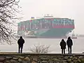 Zwi­schen dem Hava­risten und dem Lühe­an­le­ger im Vorder­grund liegt das 250&nbsp;m breite Fahrwasser der Elbe.