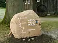 Stein vor dem Emhoff in Wilsede für den 2012 hier eröffneten Heidschnuckenweg
