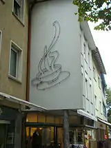 Peter Jakob Schober: Tasse Kaffee am Haus der ehem. Kaffeerösterei Kohout