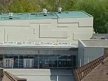 Einige Fassadenteile lassen noch die ursprüngliche Fassadengestaltung von Alfred Bühler erkennen