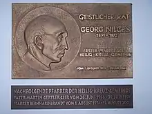 Gedenktafel aus Bronze in der Heilig-Kreuz-Kirche im Frankfurter Stadtteil Bornheim zum Gedenken an die Pfarrer der ehemaligen Pfarrgemeinde