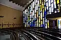 Kirchenbänke mit linker Fensterfront