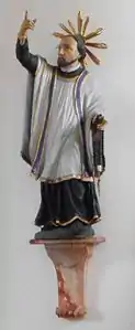 Statue eines Heiligen, möglicherweise Ignatius von Loyola, zwischen Nordarm und Chor. Der Rosenkranz könnte demnach nachträglich beigefügt worden sein.