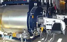 Moderner Großwasserraumkessel mit Brenner