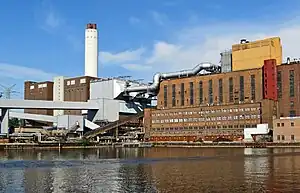 Heizkraftwerk Reuter von der Spree aus gesehen, rechts der denkmalgeschützte Teil des ehemaligen Kraftwerks West