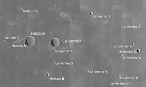 Helicon und Le Verrier (rechts), mit Nebenkratern (LROC-WAC)