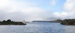 Hells Gates, vom Meer aus gesehen, links der Leuchtturm von Entrance Island.