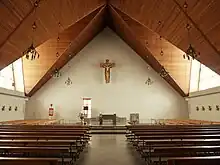 Helmstadt, katholische Pfarrkirche St. Martin, Blick zum Altar, Erweiterungsbau von 1966