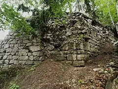 Südostseite der Ringmauer mit im Ausbruch erkennbarem Opus Spicatum