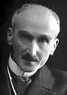 Schwarzweiß-Porträtfoto (Frontalansicht) von Bergson