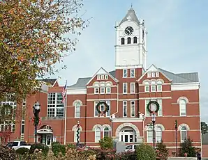 Henry County Courthouse in McDonough (2015). Das Courthouse entstand 1897 im Stile der Neuromanik. Es wurde vom Architektenbüro Golucke & Stewart entworfen, auf das viele Gerichts- und Verwaltungsgebäude in Georgia zurückgehen. Das Henry County Courthouse wurde im September 1980 als viertes Objekt im County in das NRHP eingetragen.