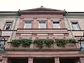 Klassizistischer Giebel am früheren Verwaltungsgebäude