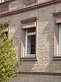 Fenster am Verwaltungsgebäude mit historischer Jalousien-Schabracke