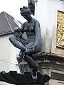 Herkulesbrunnen, Najade gießt sich Wasser über Beine