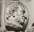 Hermann Wilhelm Bödeker als Porträtmedaillon am Neuen Rathaus Hannover