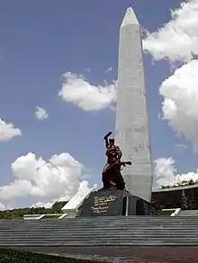 Obelisk und Soldatenstatue