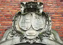 Sandsteinlement mit Wappen über dem Portal