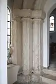 Romanisches Portal, Pfeiler mit eingestellten Säulen