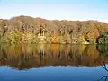 Herthasee und Herthaburg (im Wald), von Süden aus gesehen