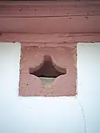 Spolie vom Kloster (Fensterluke aus Sandstein, in Form eines griechischen Kreuzes) eingebaut am Anwesen Klosterhofstraße 10