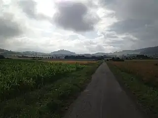 Blick vom Hessencourrier-Radweg ostwärts auf Breitenbachmit dem Burgberg, dem Hauptberg der Hoofer Pforte
