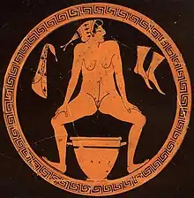 In einen Skyphos urinierende griechische Hetäre; Innenbild einer attisch-rotfigurigen Trinkschale in der Art des Erzgießerei-Malers (um 480&nbsp;v.&nbsp;Chr.)