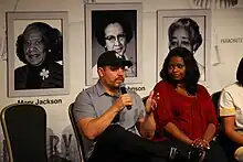 Octavia Spencer vor den Porträts von Katherine Johnson, Dorothy Vaughan and Mary Jackson, im IMAX Theater des Kennedy Space Center Visitor Complex