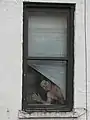 Dauer-Kunstwerk auf der Innenseite eines Fensters östlich der Trasse