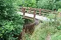 Fußgängerbrücke aus Holz. Dieser Fuß- und Radweg umgeht heute das Grundstück der Uhlenmühle, da dieses Privatgelände ist. Blick stromabwärts. (23. Juli 2011)