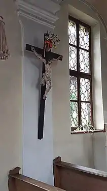 Innenansicht links mit Kreuz